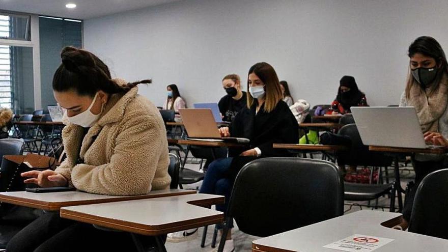 Un grup de primer d&#039;Infermeria fent classe presencial al campus de Manresa de la UVIC-UCC