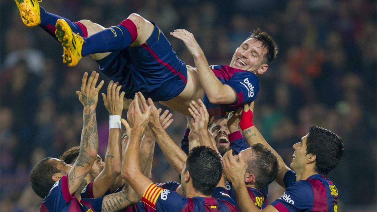 Los compañeros mantean a Leo Messi tras el Barça-Sevilla en el que igualó el récord goleador de Telmo Zarra en la Liga