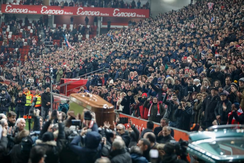 Miles de personas despiden a Quini en un abarrotado estadio de El Molinón