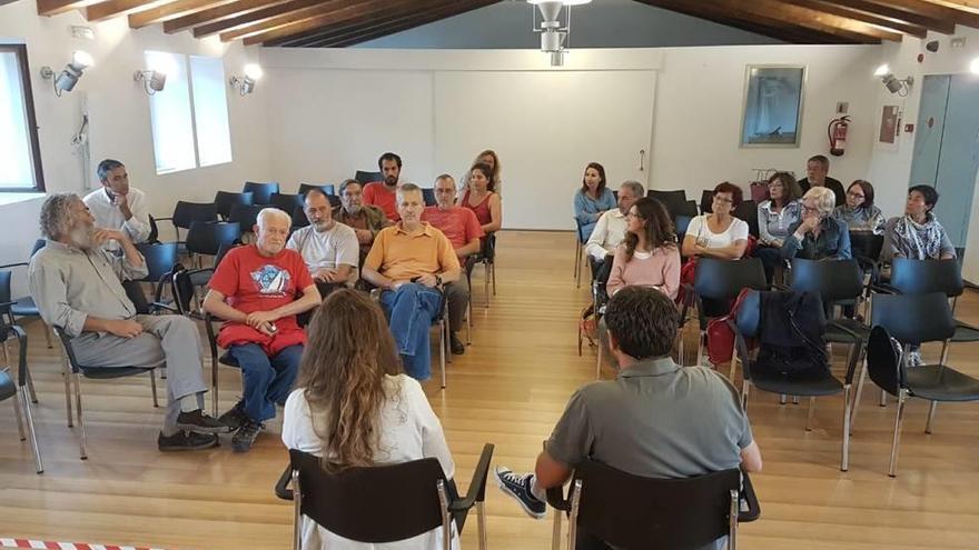 Vecinos interesados en la iniciativa participaron esta semana en una reunión informativa.