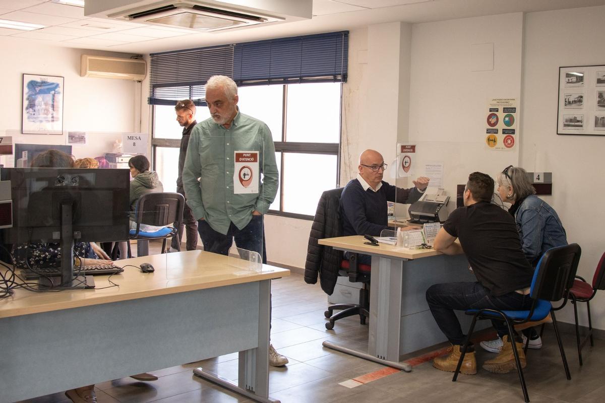 Afectados por la dana en la oficina para solicitar las ayudas de Xirivella.