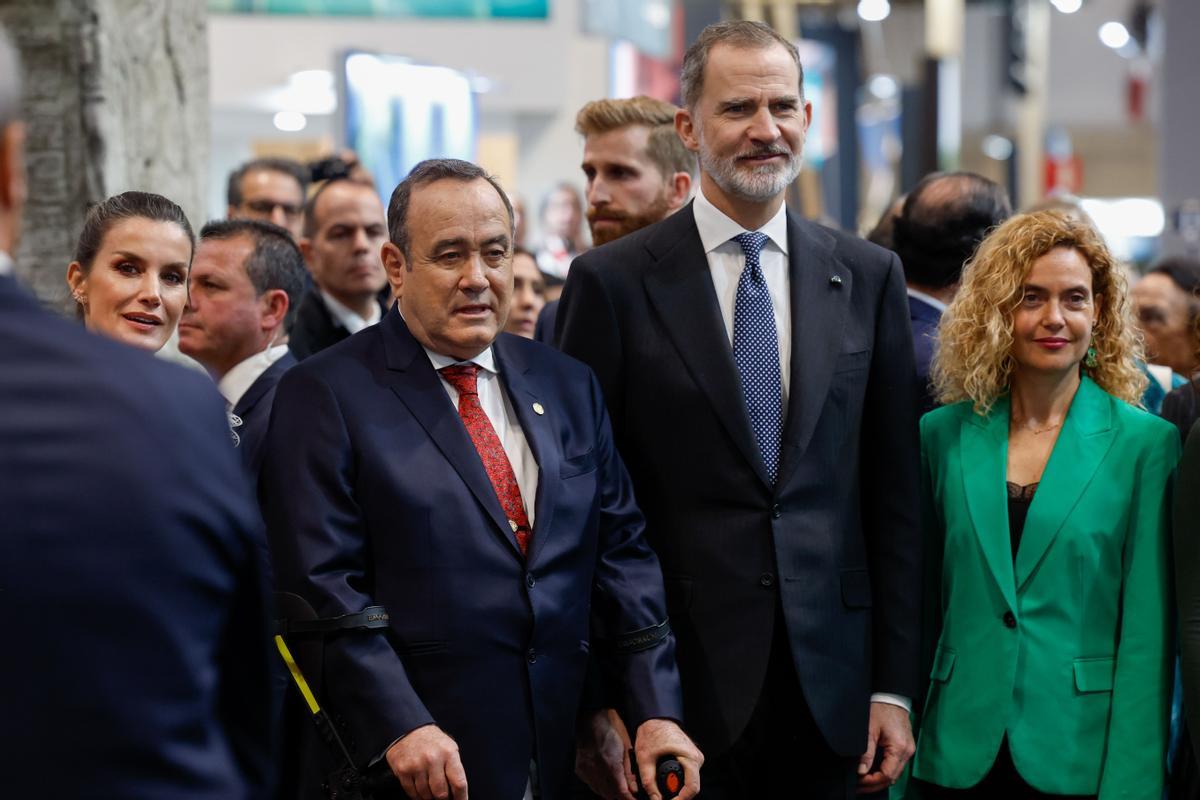 MADRID, 18/01/2023.- Los reyes Felipe y Letizia, junto al presidente de Guatemala, Alejandro Eduardo Giammattei (2i) y la presidenta del Congreso, Meritxell Batet (d), durante su recorrido tras la inauguración este miércoles en Madrid de la feria internacional de turismo Fitur, que arranca su 43 edición con 8.500 empresas participantes, 131 países (entre ellos Ucrania) y 755 expositores, y confía en que este año marque el de la plena recuperación del sector tras la pandemia. EFE/ J.J.Guillen