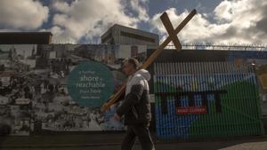 Un hombre participa en el Muro de la Paz humano para conmemorar el 25 aniversario del Acuerdo de Viernes Santo, el pasado viernes en Belfast (Irlanda del Norte).