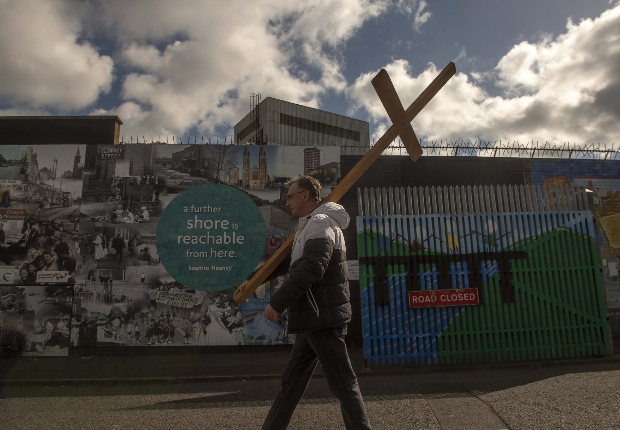 Un hombre participa en el &quot;Muro de la Paz humano&quot; para conmemorar el 25 aniversario del Acuerdo de Viernes Santo, el pasado viernes en Belfast (Irlanda del Norte).-