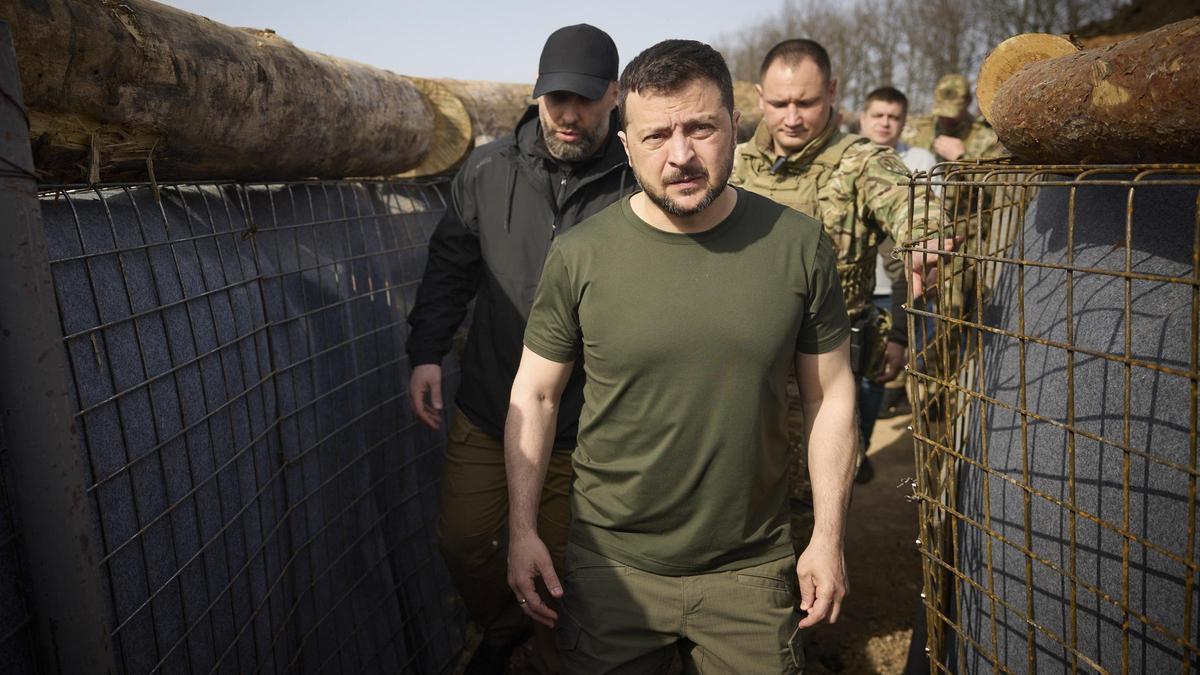 El presidente ucraniano, Volodymyr Zelensky, durante una visita a la línea de defensa planificada en la región de Járkov.