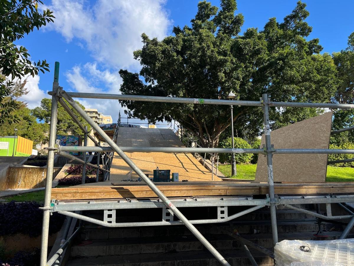 El tobogán de renos y la copa del árbol de sa Feixina.