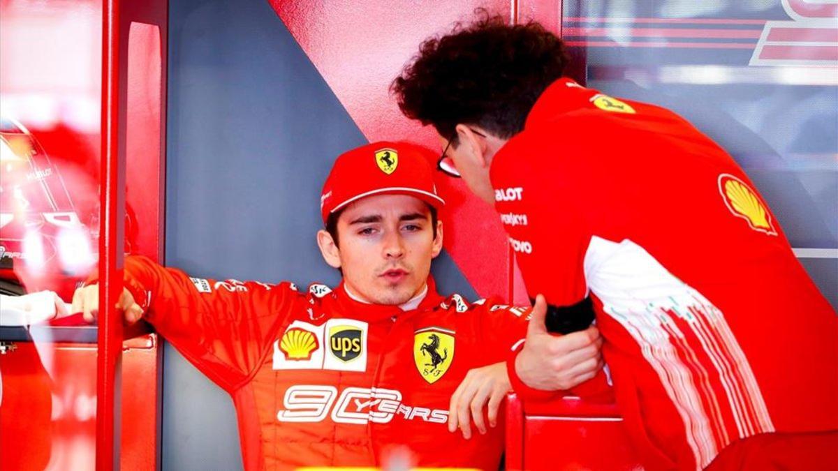 Leclerc con Mattia Binotto, jefe de Ferrari.