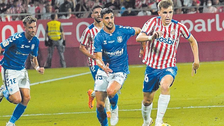 Artero conduint una pilota en l’anada contra el Tenerife.