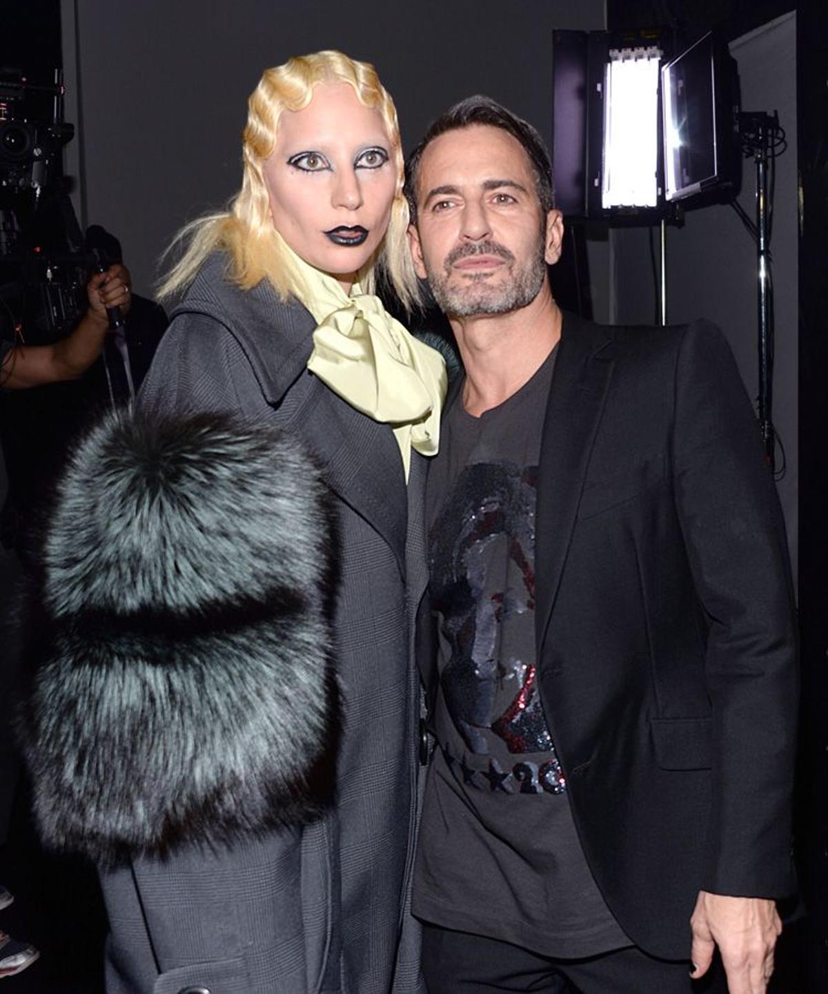 Lady Gaga junto a Marc  Jacobs en el desfile Otoño/Invierno 2016 de Marc Jacobs
