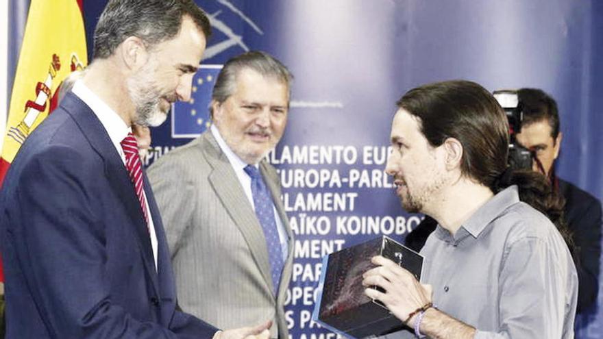 Pablo Iglesias entrega a Felipe VI los DVD de &quot;Juego de Tronos&quot;. // Efe