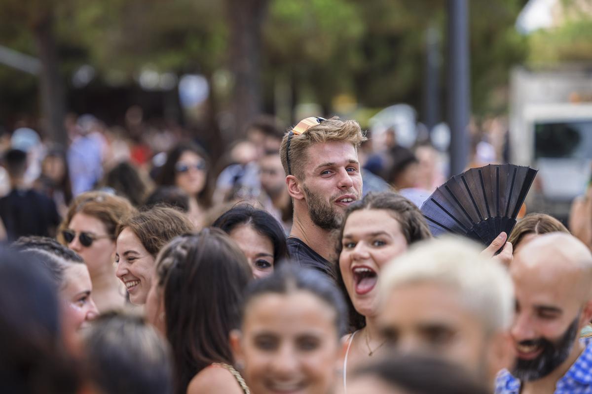 Ambiente en la cola antes del concierto de Rosalía