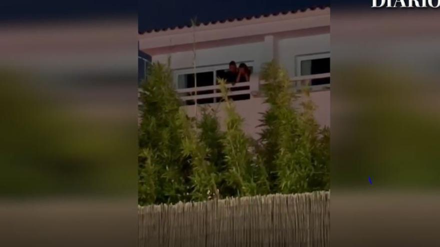 Un hombre pega a su pareja en un balcón en Ibiza a la vista de la Policía