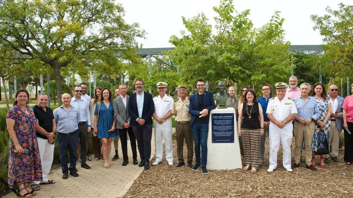Foto de familia en la inauguración del busto de Jorge Juan en la Universidad de Alicante