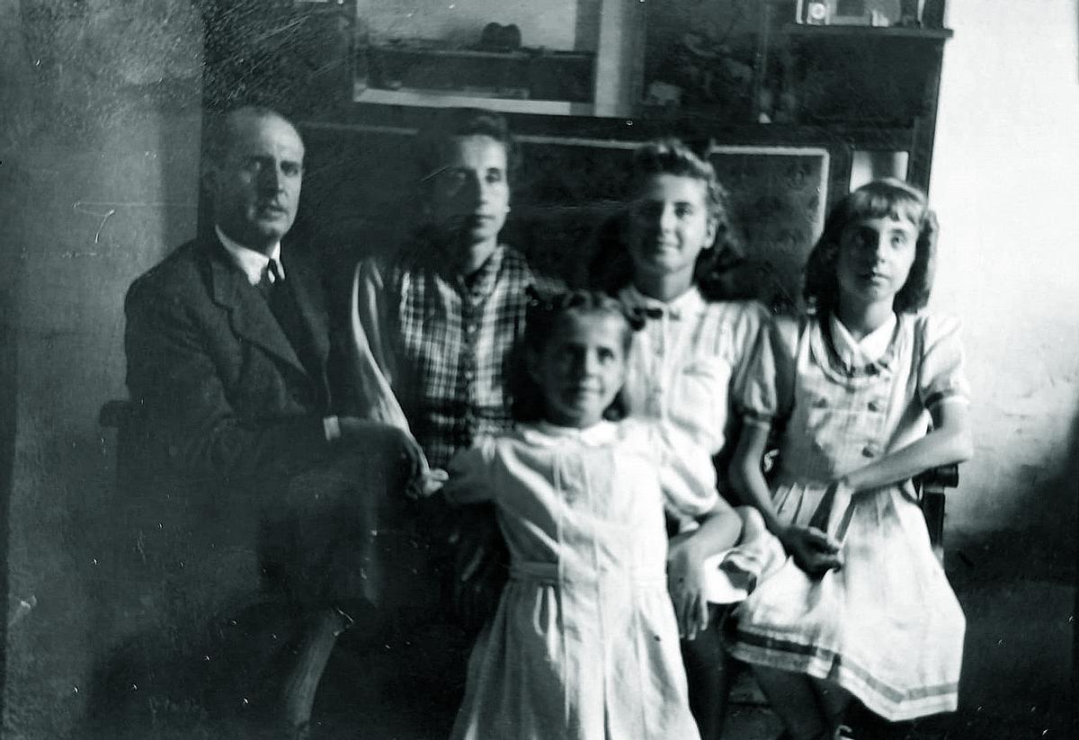 La pequeña Georgina Küstner, en primer plano, con sus padres, Otto Küstner y Josefa Rivas, y sus hermanas Rosa y Amparo.