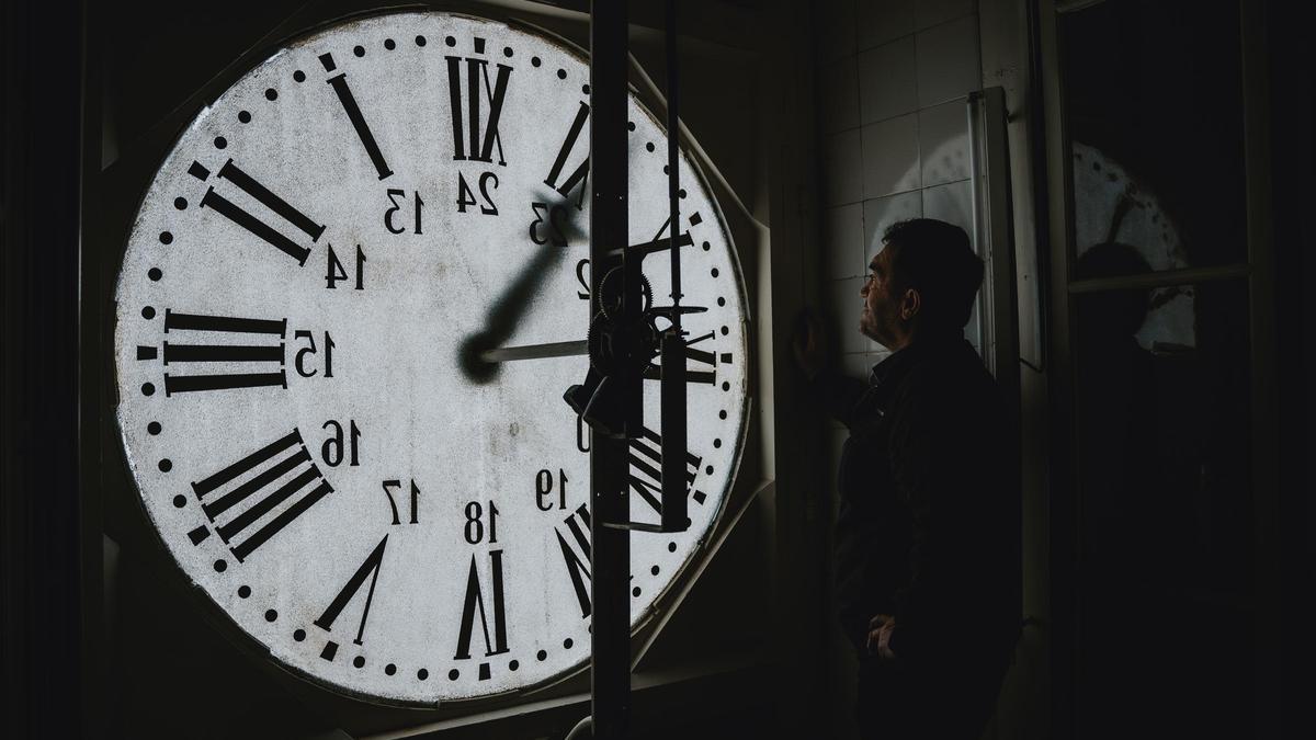 FOTOS Y VÍDEO | El reloj de Cort a punto para dar las campanadas en Palma: así es el maravilloso mecanismo que funciona desde 1863