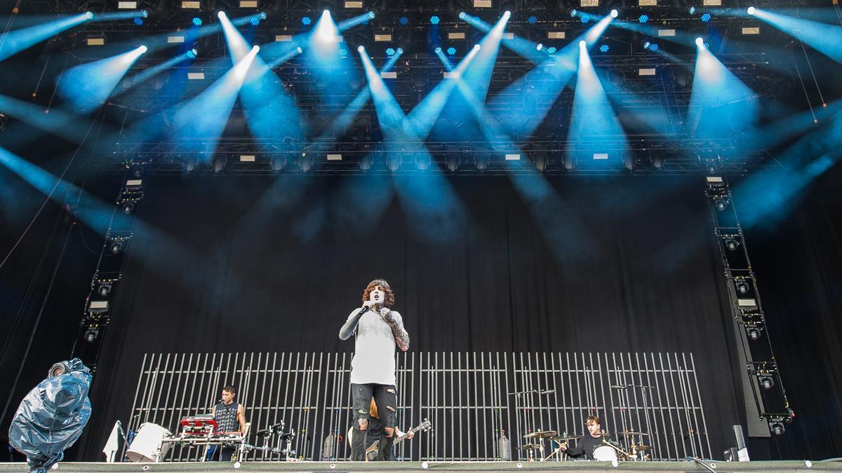 La banda inglesa &#039;Bring Me the Horizon&#039; durante un concierto.