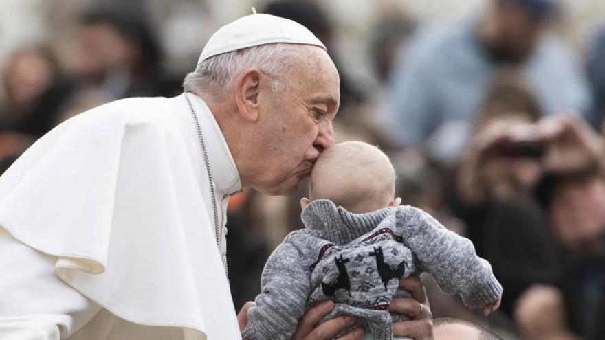 El Papa Francisco saluda a un bebé.