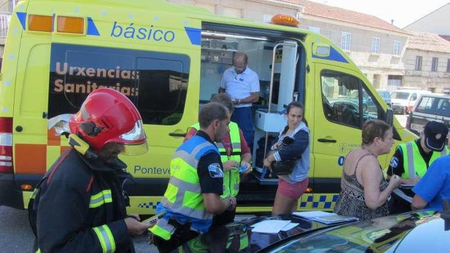 Una ambulancia atiende al motorista herido en Dena. // Noé Parga