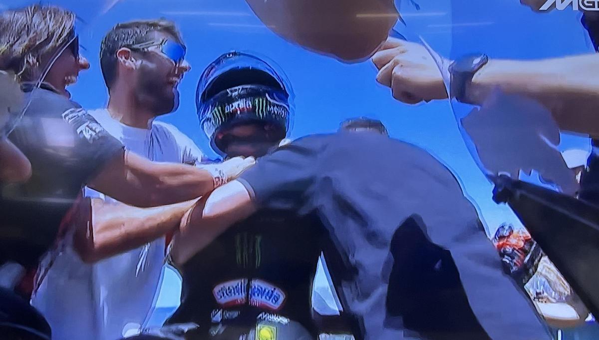 Familiares y amigos de Marco Bezzecchi le felicitan en medio de la pista de Mugello.