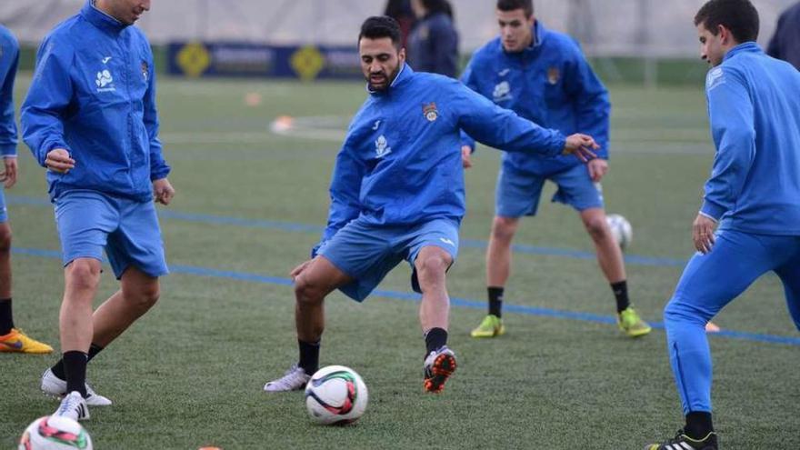 Tubo durante un entrenamiento con el Pontevedra en Príncipe Felipe. // G. Santos