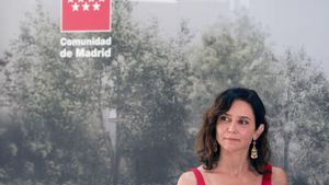 La presidenta de la Comunidad de Madrid, Isabel Díaz Ayuso, presenta Milla Canal, el proyecto transformación de las Instalaciones Deportivas Canal de Isabel II, y el nuevo espacio de la Fuente del río Lozoya, un elemento patrimonial del siglo XIX, que abre al público, este lunes. EFE/ Pablo R.Seco