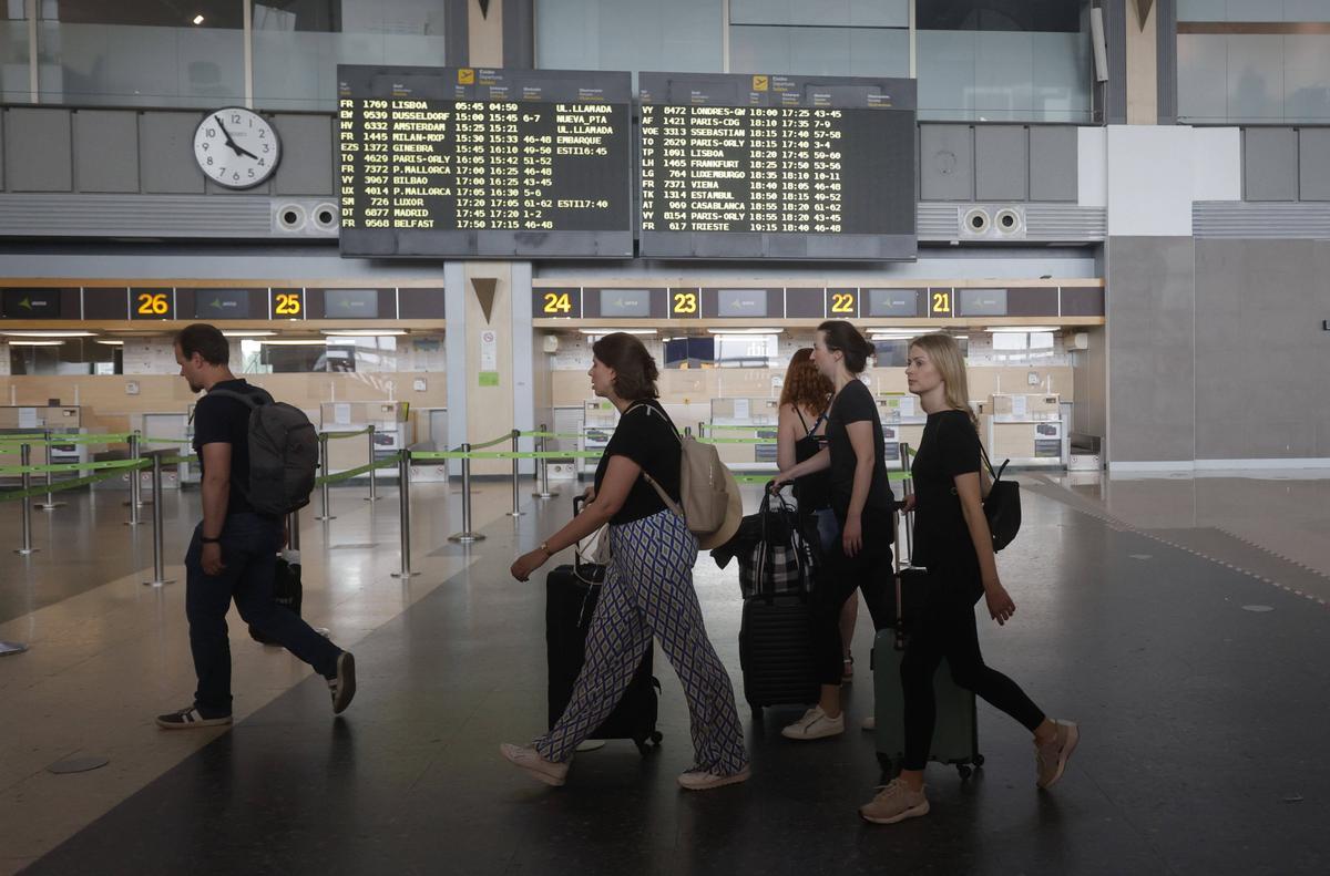 Turistas por el aeropuerto de Valencia este pasado junio.