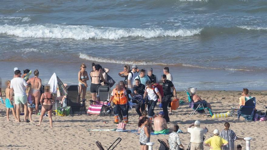 Un grupo de surferos rescata a un bañista en dificultades en la playa de La Mata de Torrevieja