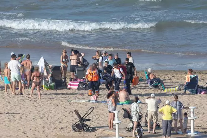 Un grupo de surferos rescata a un bañista en dificultades en la playa de La Mata de Torrevieja