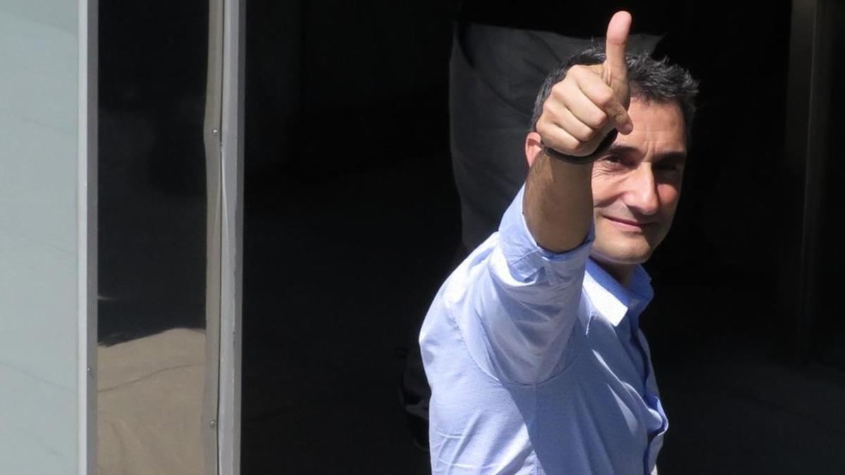 Ernesto Valverde saluda hoy en la explanada del Camp Nou.