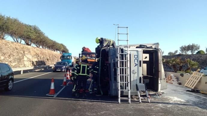 El vuelco de un camión en la GC-1 provoca el caos circulatorio en Gran Canaria