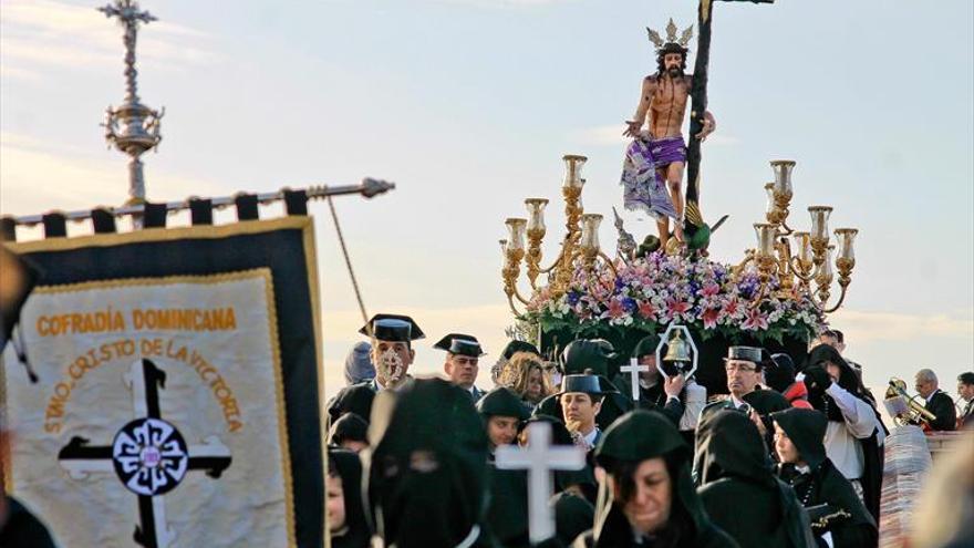 La Victoria desafía al viento y completa su recorrido hasta la zona monumental de Cáceres