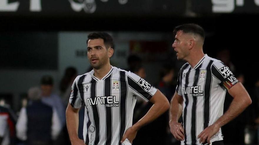 Andy y Alcalá, contrariados tras recibir un gol. | IVÁN URQUÍZAR