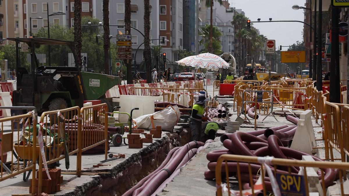 Trabajos en la avenida Pérez Galdós, que abrirá al tráfico en septiembre.