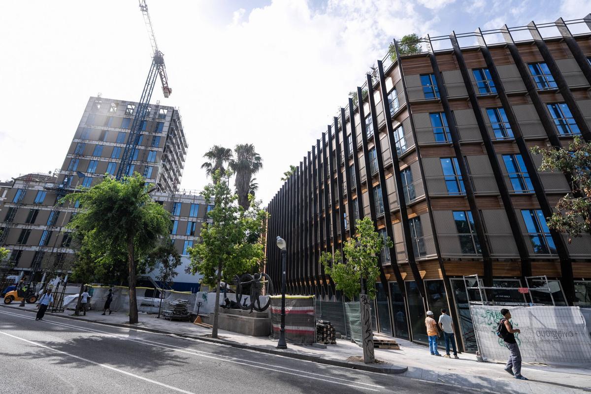 Barcelona. Vista de uno de los solares de Ciutat Vella donde estaba prevista la construcción de un hotel y en el que actualmente se levanta una residencia de estudiantes. Un grupo hotelero reclama al Ayuntamiento de Barcelona una indemnización de más de 88 millones de euros por la denegación de las licencias para desarrollar ambos proyectos hoteleros. 3 de agosto de 2026. Economía. AUTOR: ZOWY VOETEN