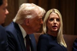 La fiscal general de Estados Unidos, Pam Bondi, en una imagen de archivo junto al presidente Donald Trump