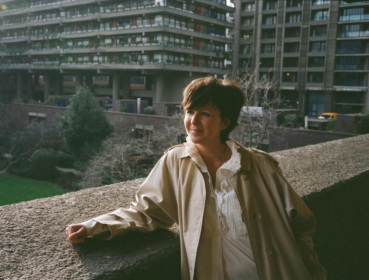 Laing es autora de siete libros, entre ellos To the River (2011), El viaje a Echo Spring (2013), La ciudad solitaria (2016) y Todos los cuerpos (2021).