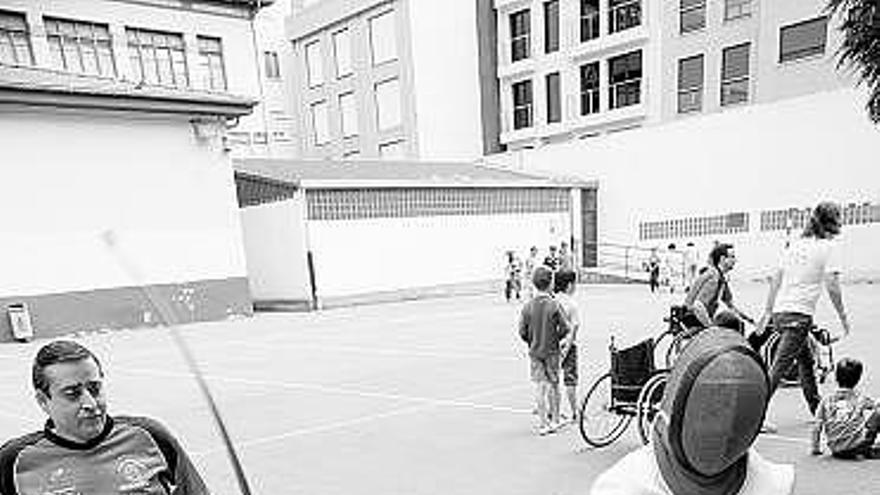 Dos niños practican esgrima en silla de ruedas, ayer, en el Colegio Sabugo.