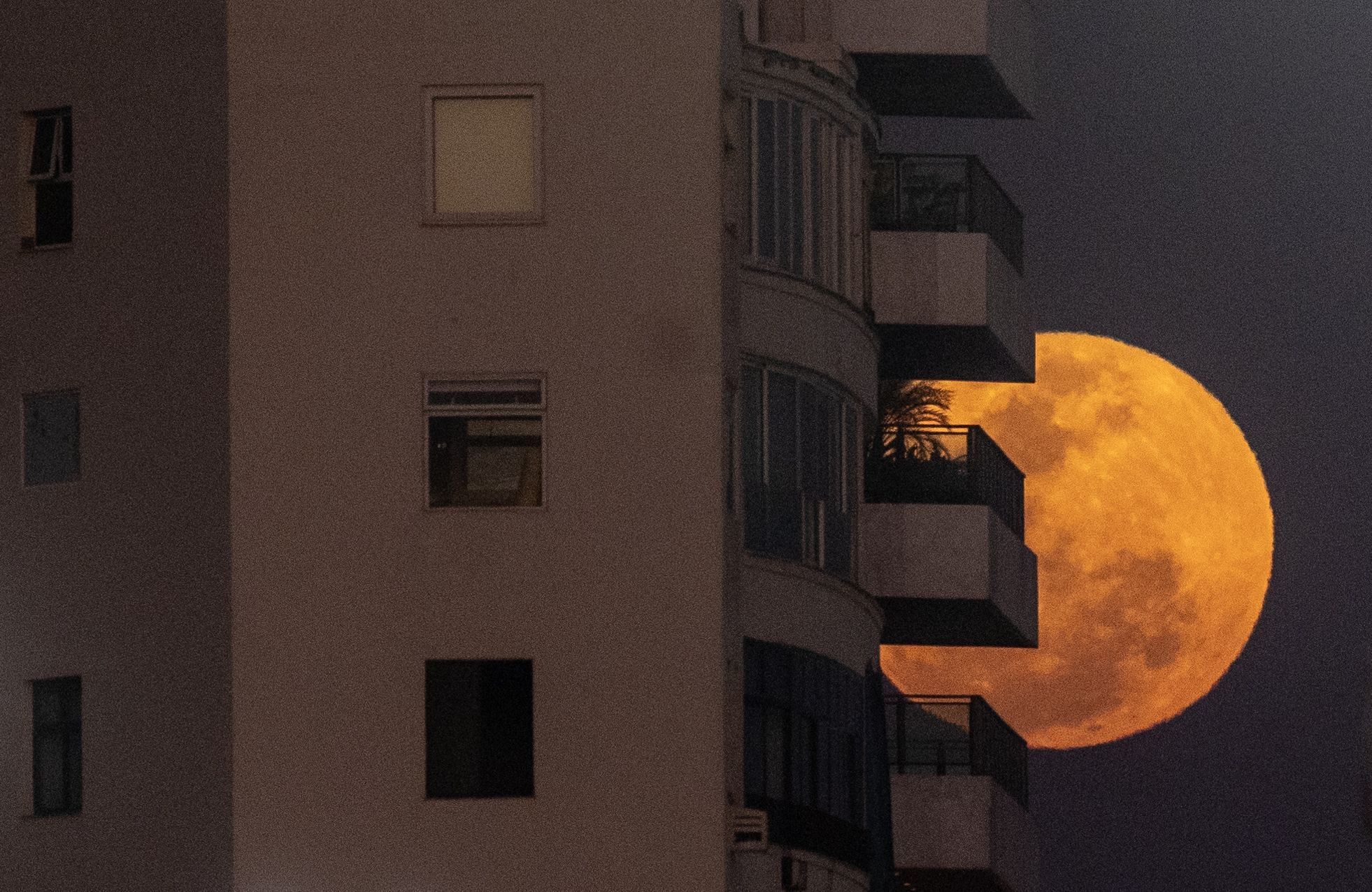 AME1809. RÍO DE JANEIRO (BRASIL), 19/08/2024.- Fotografía de la superluna azul desde la playa de Arpoador, en la zona sur de la ciudad de Río de Janeiro (Brasil). La superluna, la primera de 2024, es un fenómeno que ocurre cuando la luna llena coincide con el momento en que esta se encuentra en el perigeo, el punto de su órbita más cercano a la Tierra. EFE/ Antonio Lacerda