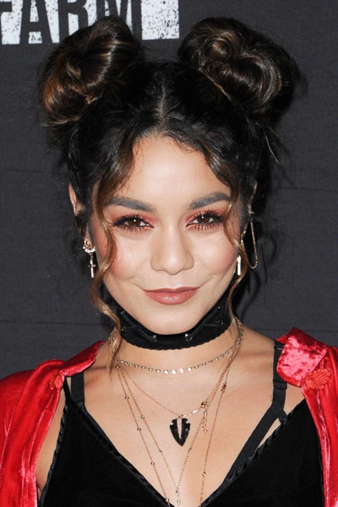 Vanessa Hudgens con maquillaje rojo a juego con el vestuario