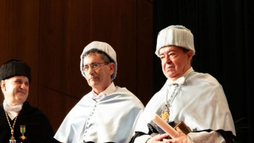 Mayorga, a la izquierda, y Mairal durante el acto académico. | LAURA HURTADO/ UNED