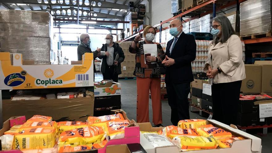 El delegado del Gobierno, Javier Losada, visita las instalaciones del Banco de Alimentos Rías Altas, que participa en el Programa de Ayuda Alimentaria 2020 FOTO: DELEGACIÓN DEL GOBIERNO