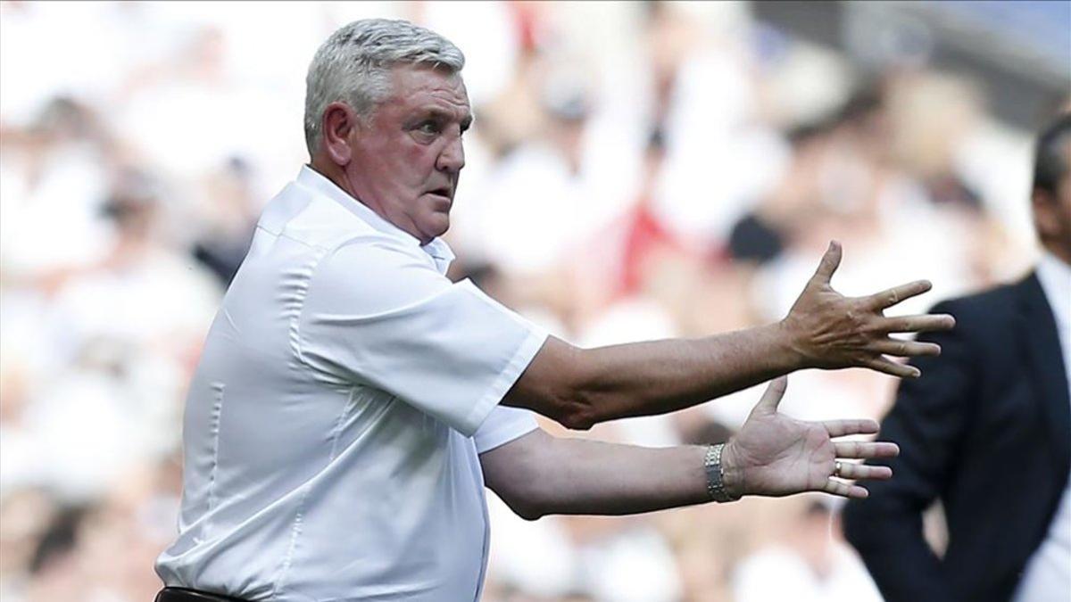 Steve Bruce dirigiendo al Aston Villa hace dos temporadas