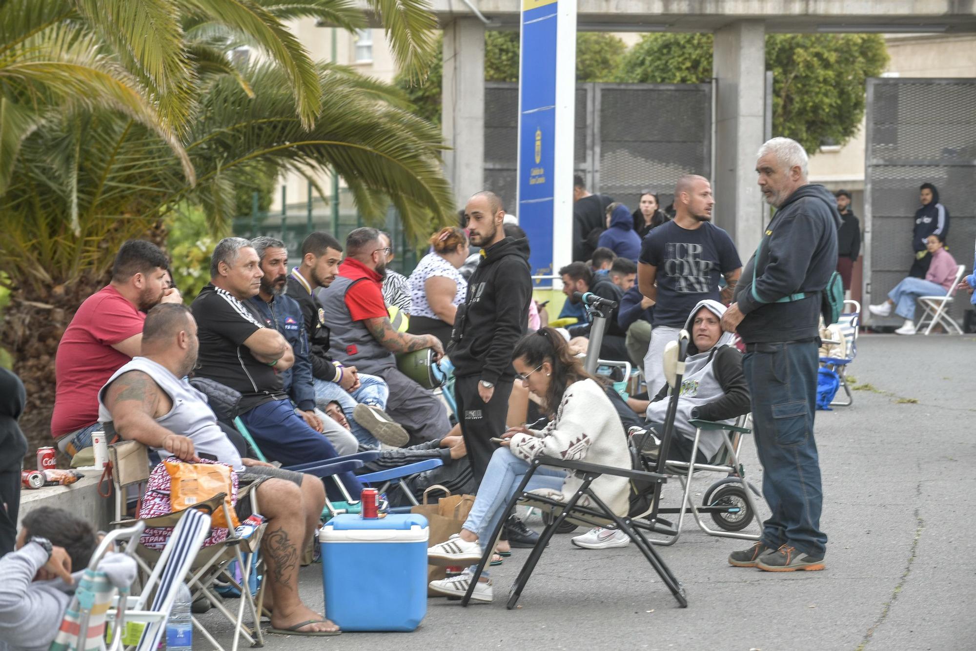 Colas para conseguir una entrada para el derbi canario