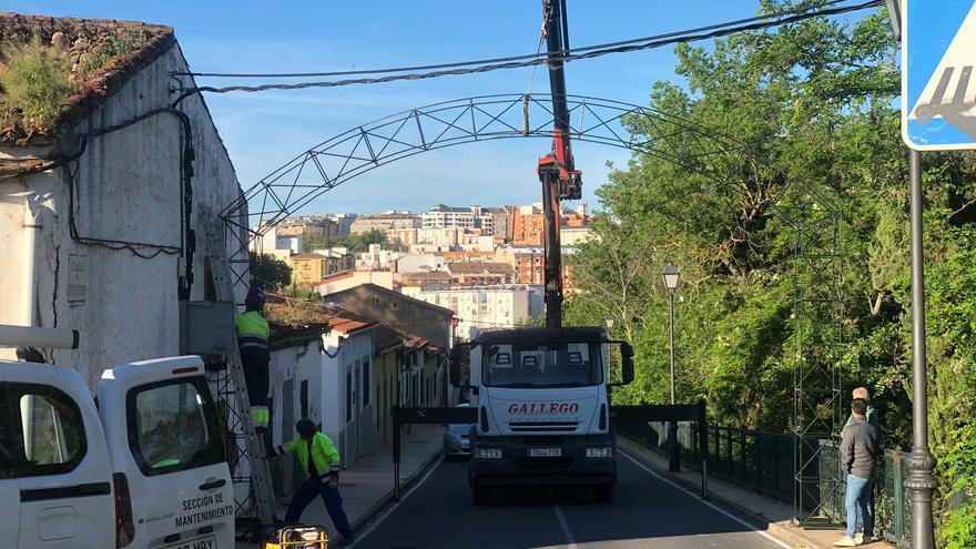 Cáceres se engalana para recibir a la Virgen de la Montaña