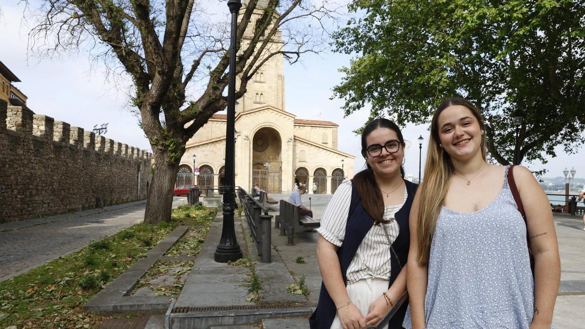 Por la izquierda, Deva Otero y Elena Martín, con la iglesia de San Pedro a sus espaldas.