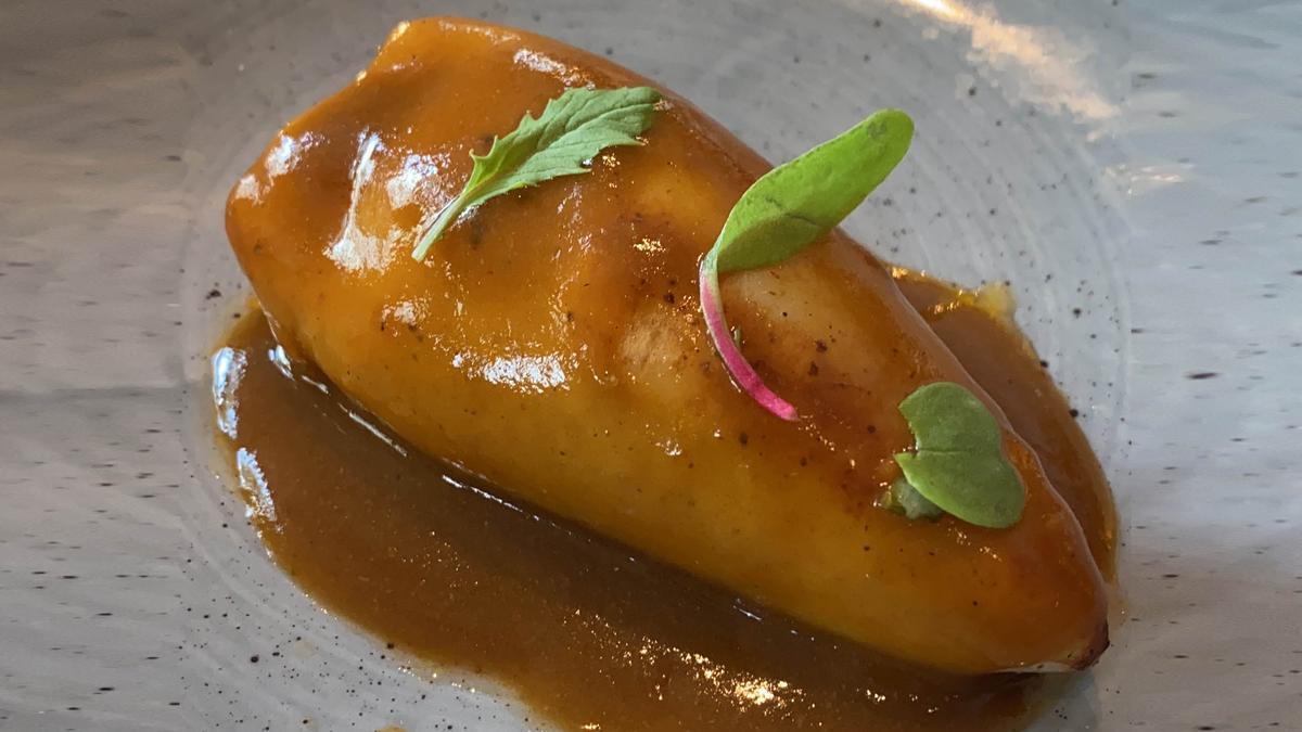 Chipirón relleno de 'bisque' de mariscos del restaurante Centonze del Hotel Le Méridien de Barcelona.