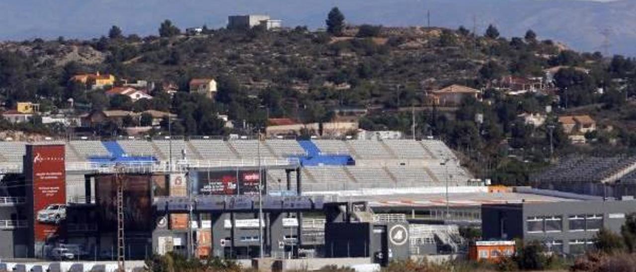 El Circuit Ricardo Tormo de Cheste, con algunas viviendas en el fondo.