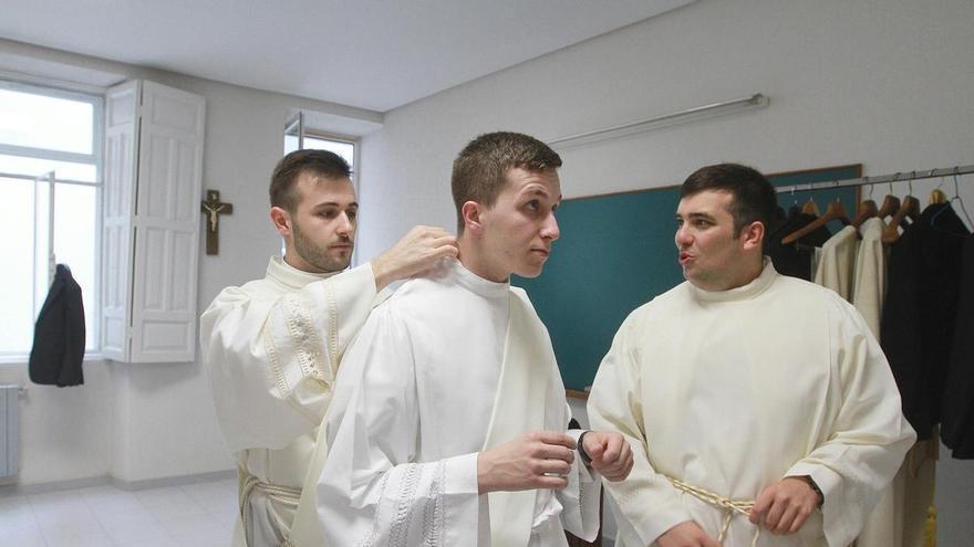 Carlos, Fran y Jaime, tres veinteañeros de Ourense que se convierten en curas
