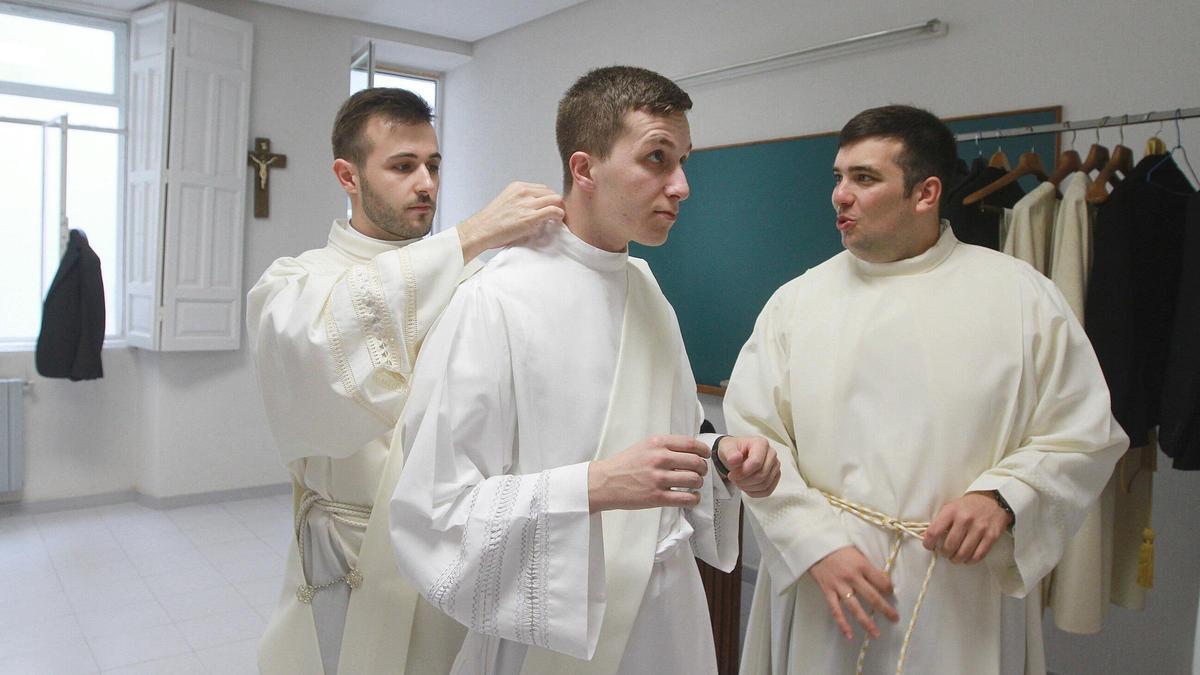 Carlos, Jaime y Fran, preparándose poco antes del acto de ordenación, este sábado.