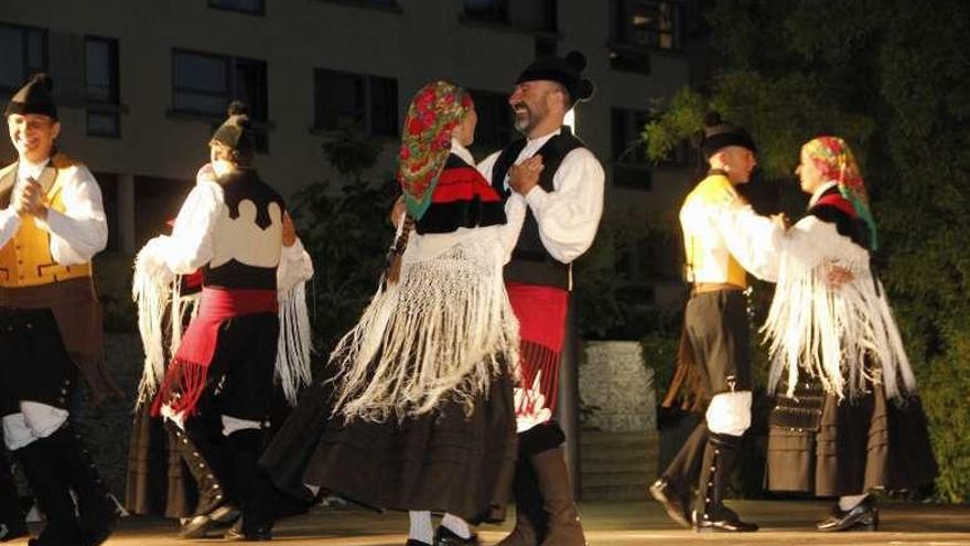 La Praza Massó acogió ayer otro festival folclórico. // Santos Álvarez